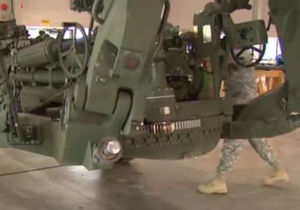 Picture of Soldier repairing Artillery